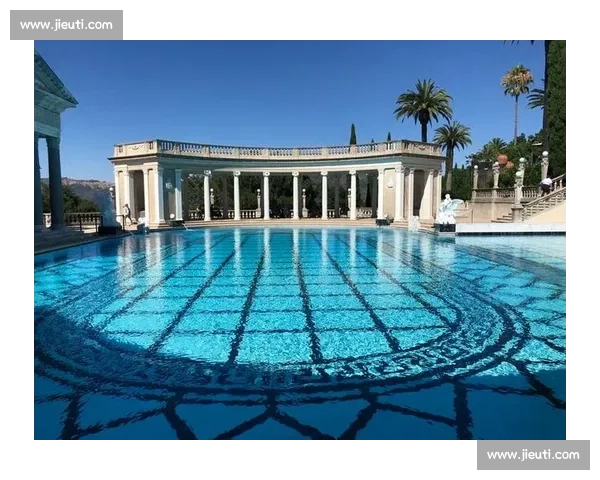 雨幕中的泳者:拥抱自然的清凉仪式 雨幕中的泳者:拥抱自然的清凉仪式