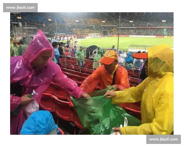 南京球迷 “人走场净” 赛场内外皆风景